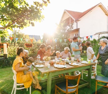 Familie beim Grillfest