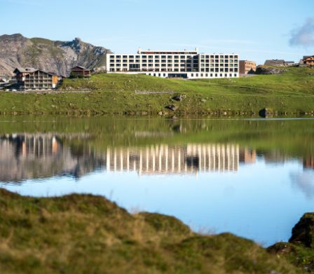 Blick über See auf Frutt Moutain Resort