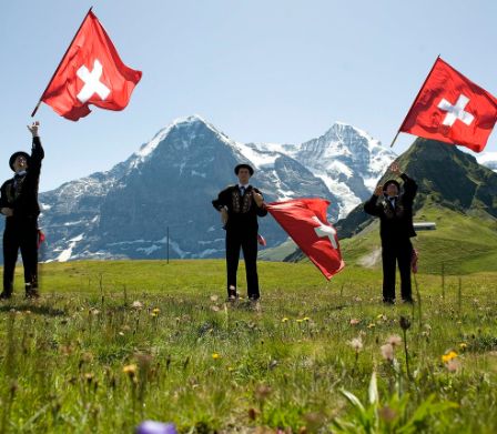 Lancer de drapeaux dans le pré et montagnes en arrière-plan