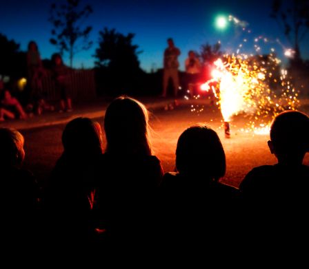 Kinder schauen auf ein Feuerwerk