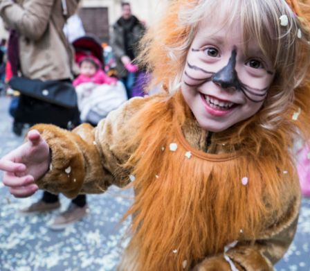 Bambini mascherati da leoni a un corteo di Carnevale