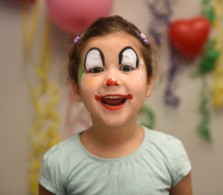 Mädchen als Clown geschminkt