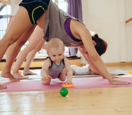 Madri con bebé fanno attività sportiva