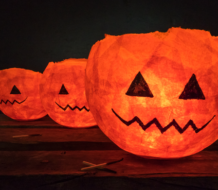 Lanterne di Halloween con faccia create con le proprie mani