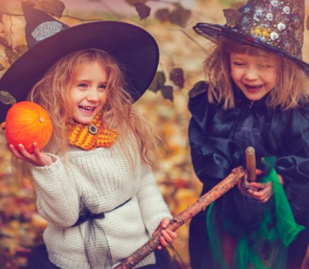 Zwei Mädchen als Hexen verkleidet