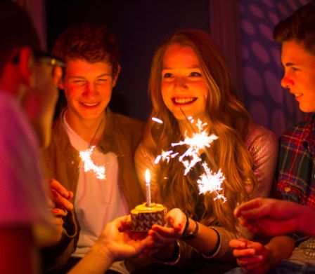 Adolescenti mentre festeggiano il compleanno