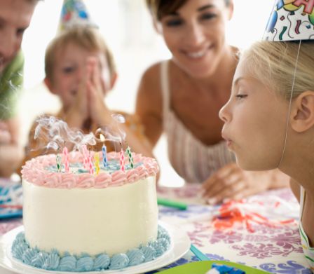 La figlia festeggia con una bella torta del compleanno