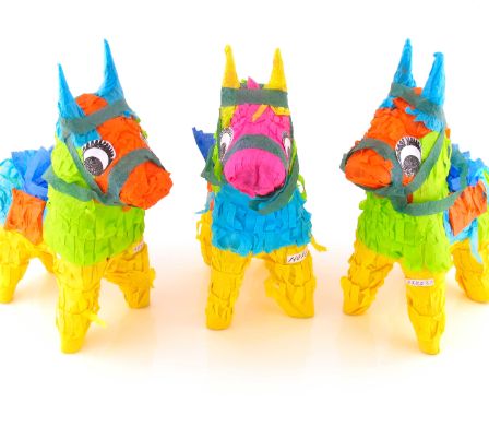 Drei farbige Esel Piñatas
