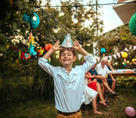Junge freut sich an seiner Geburtstagsfeier