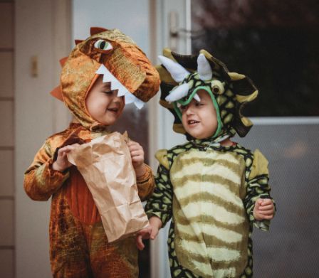 Bambini festeggiano un compleanno con il tema dinosauri