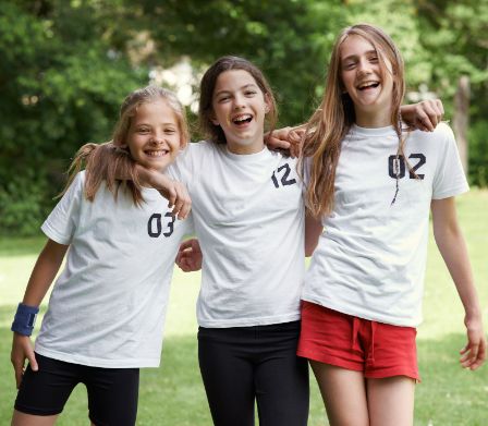 Drei Mädchen mit Sport-Trikot