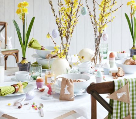 Table de Pâques joliment décorée avec des jonquilles