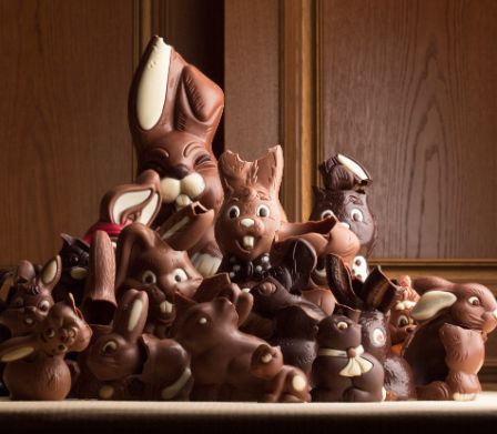 Un grand tas de lapins en chocolat