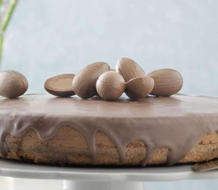 Schokoladen Rübli Torte mit Schokoeiern als Verzierung