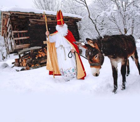Samichlaus mit Esel im Schnee