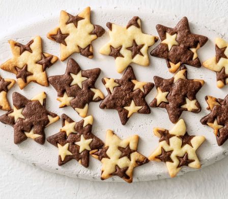 Deux biscuits colorés au chocolat en forme d’étoile