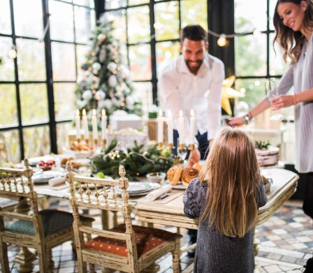 Una famiglia decora la tavola di Natale