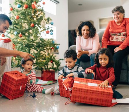 Familie packt Weihnachtsgeschenke aus