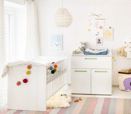 Kinderzimmer mit Vorhängen und Teppich
