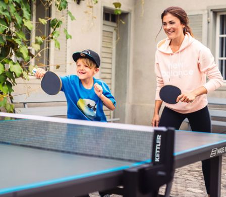 Madre e figlio giocano a ping pong