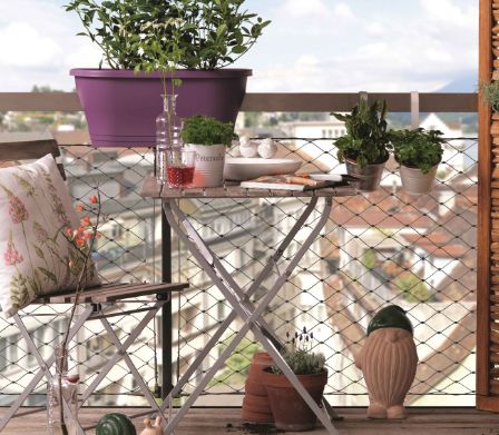 Schön dekorierte Terrasse mit Tischchen