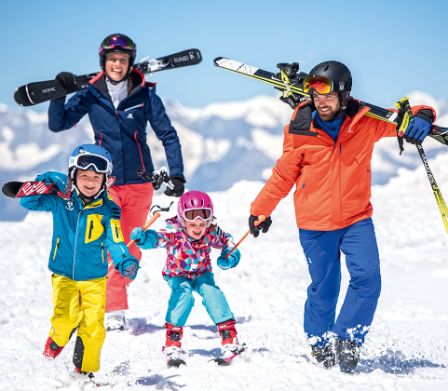 Famille sur les pistes de ski