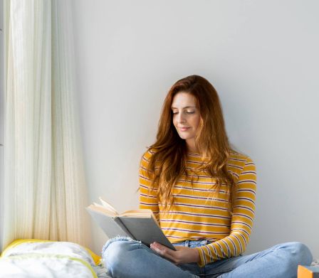 Digital detox_una donna mentre legge un libro