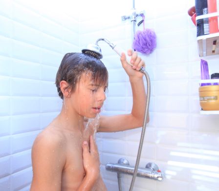 Junge duscht