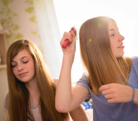 Adolescenti con i capelli grassi: cosa fare?