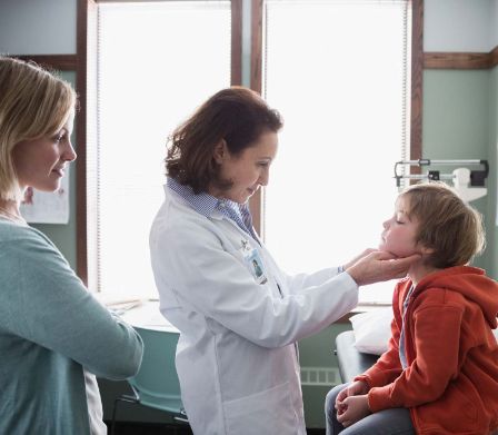 Kind beim Kinderarzt