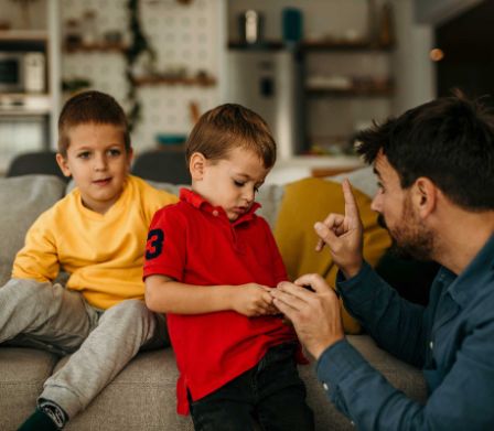 Un papà parla ai suoi due figli