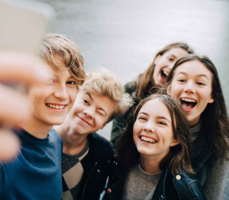 Kinder und Jugendliche machen ein Selfie