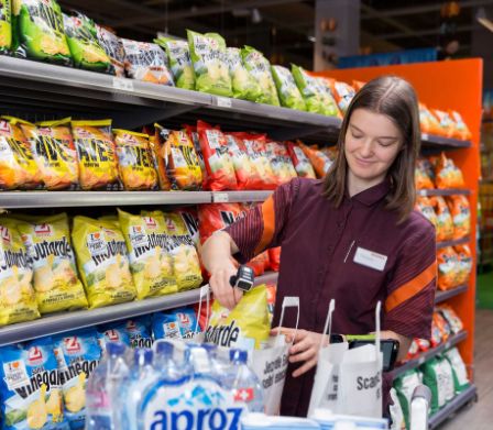 Studentessa lavora nel supermercato Migros durante le vacanze