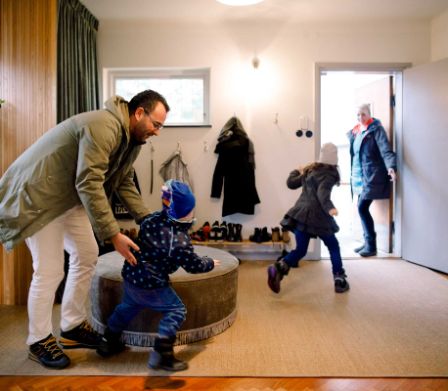 Familie macht sich bereit das Haus zu verlassen
