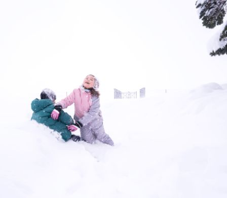 Kinder spielen im Schnee