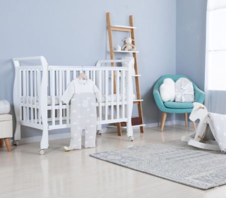 Chambre d’enfant avec équipement de bébé