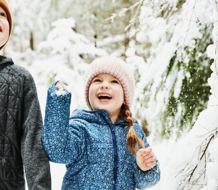 Zwei Kinder freuen sich über den Schnee