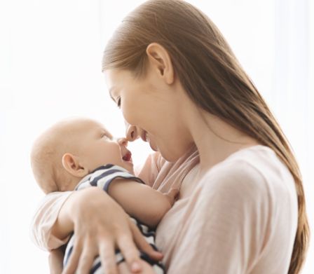 Une maman et son bébé nez contre nez
