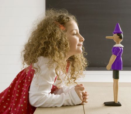 Bambino con bambola Pinocchio
