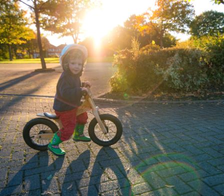 Bambino in bicicletta senza pedali