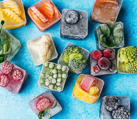 Vari alimenti congelati sotto forma di cubetti di ghiaccio