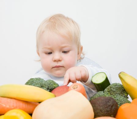 Baby wählt Gemüse aus