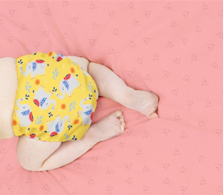 Bebè con indosso il pannolino di stoffa Bambino Mio