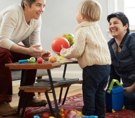 Deux femmes jouant avec un enfant dans le salon