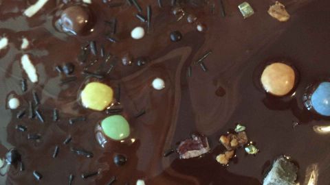 Geschmolzene Schokolade mit Smarties