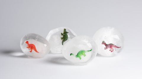 Die gefrorenen Dino-Eier jetzt ohne die Luftballon-Hülle.