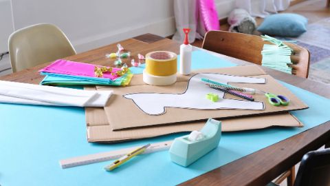 Modello di carta per l’unicorno e materiale per il bricolage