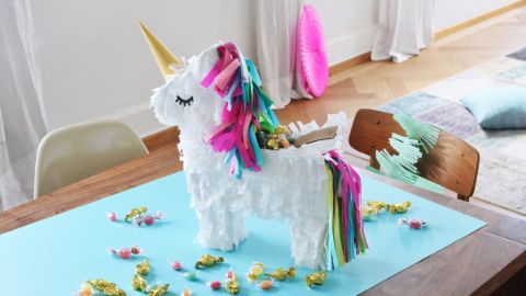 L’unicorno finito viene riempito di dolciumi