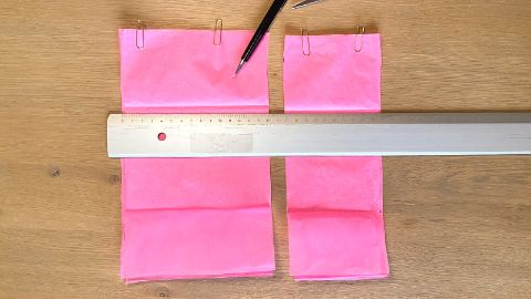 Tagliare la carta velina in strisce larghe 15 cm