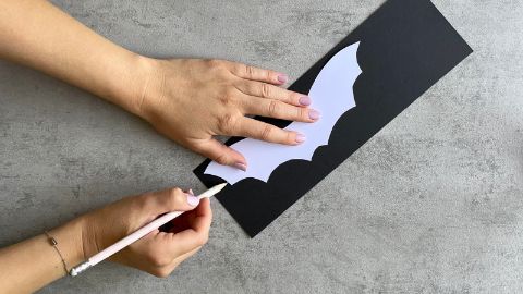 Riprodurre le ali di pipistrello sulla spuma di gomma nera utilizzando lo stencil.
